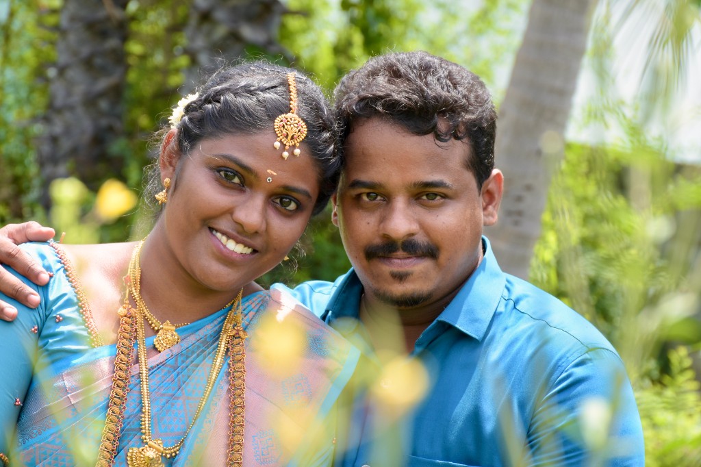 Sathriyan presenting roses to Vaishnavi at their engagement ceremony