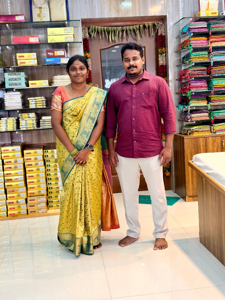 Vaishnavi and Sathriyan dressed in traditional wedding attire