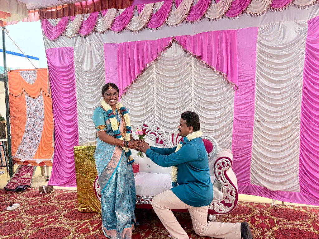 Vaishnavi and Sathriyan together outdoors in traditional attire
